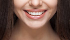 Přírodní způsoby bělení zubů z domova