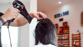 Vyhněte se negativním vlivům tepelného stylingu – ty nejlepší produkty pro ochranu vlasů před teplem [žebříček]